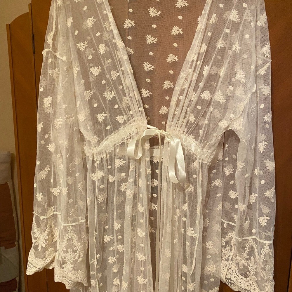 Elegant sheer beige lace robe with lace panties and satin sleeping gown. - Picture 3 of 14